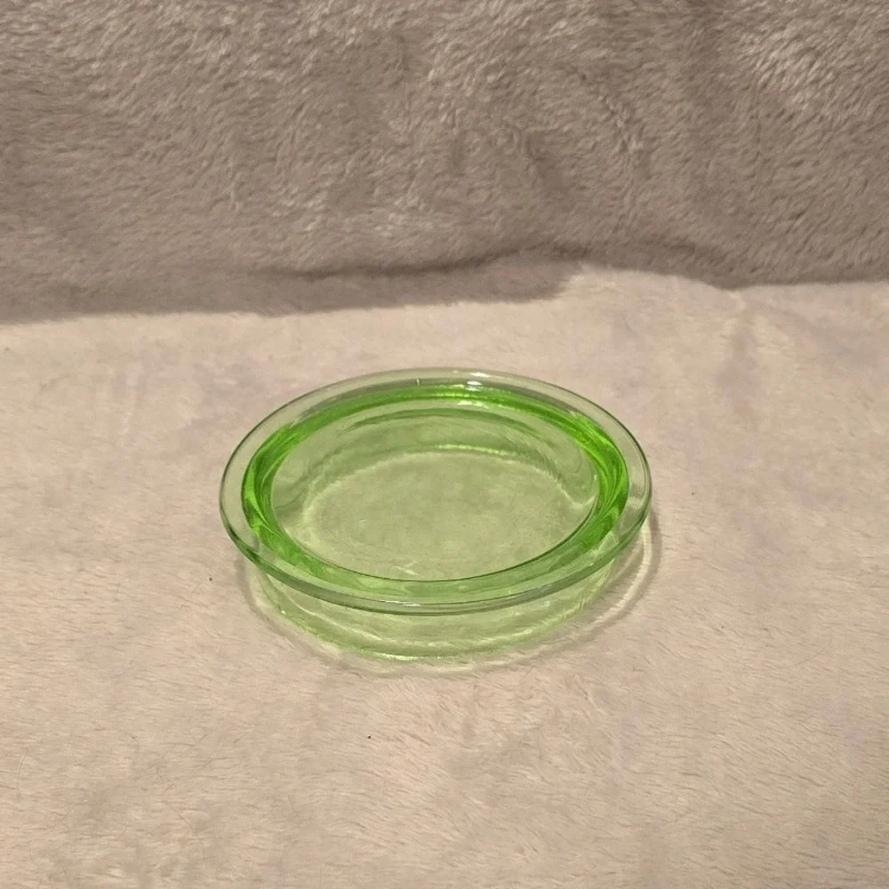 Vintage Green Uranium Glass Lid Round Green Depression Glass‎ UV Glow 3 3/8 inch